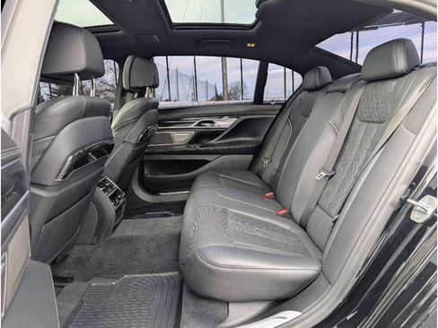 Used 2020 BMW 750i xDrive w/ Executive Package image 17