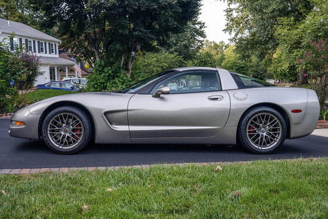 Used 2000 Chevrolet Corvette Coupe RWD image 3