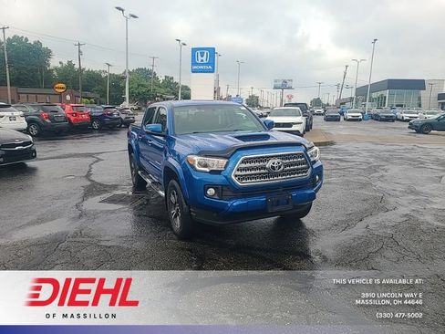 Used 2017 Toyota Tacoma TRD Sport AWD/4WD image 1