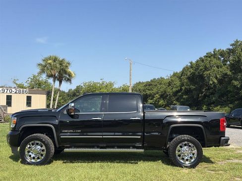 Used 2017 GMC Sierra 2500 Denali w/ Duramax Plus Package AWD/4WD image 5
