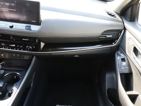 Used 2025 Nissan Rogue SL FWD image 12