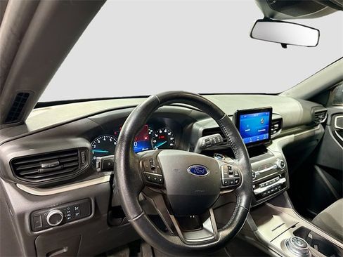 Used 2020 Ford Explorer XLT image 11