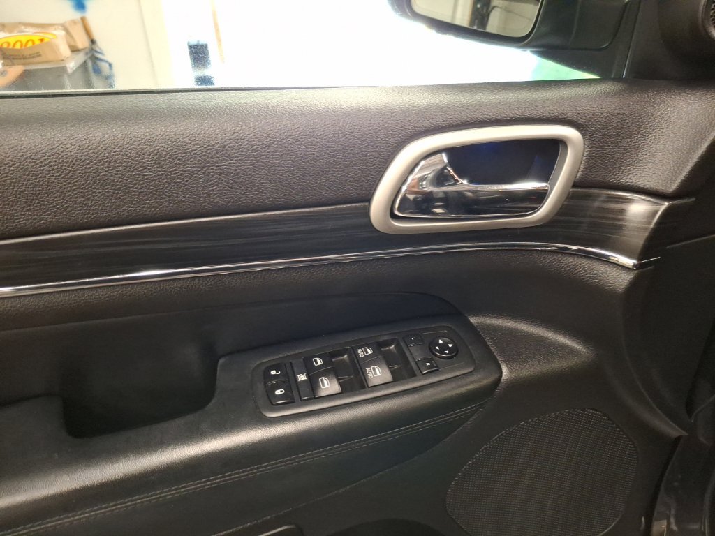 Used 2020 Jeep Grand Cherokee Limited AWD/4WD image 15