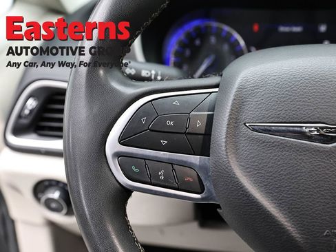 Used 2023 Chrysler Pacifica Touring-L FWD image 15