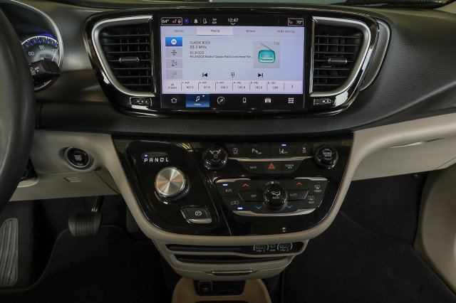Used 2023 Chrysler Pacifica Touring-L FWD image 13