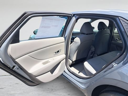 Used 2026 Hyundai Elantra SE FWD image 11