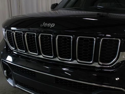 Used 2023 Jeep Grand Cherokee Overland AWD/4WD image 34