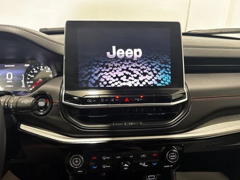 Used 2025 Jeep Compass Trailhawk AWD/4WD image 14