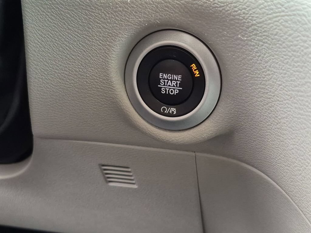 Used 2023 Chrysler Pacifica Touring-L FWD image 9