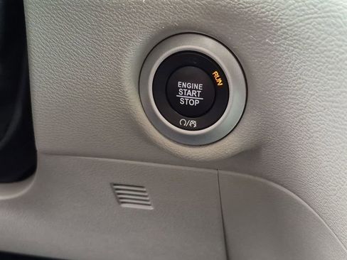 Used 2023 Chrysler Pacifica Touring-L FWD image 9