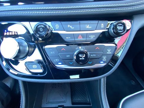 Used 2025 Chrysler Pacifica Limited FWD image 27