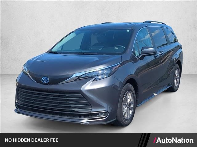 Used 2025 Toyota Sienna XLE FWD image 1