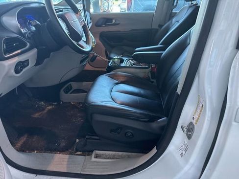 Used 2021 Chrysler Pacifica Touring image 9