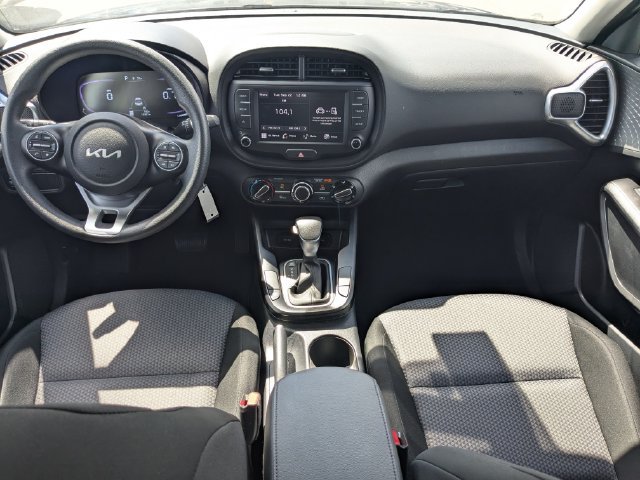Used 2025 Kia Soul LX w/ LX Technology Package FWD image 14