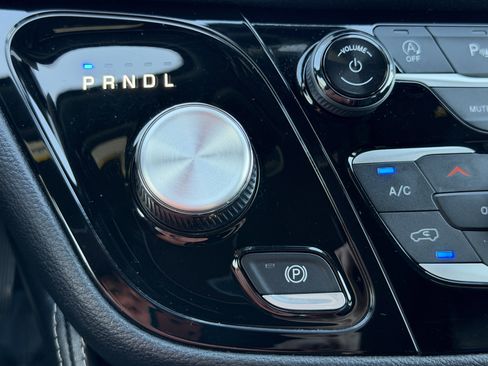 Used 2025 Chrysler Pacifica Limited FWD image 28