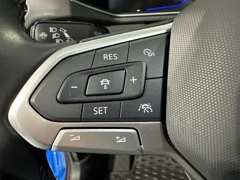 Certified 2025 Volkswagen Taos SE image 36