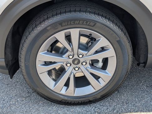 Used 2022 Ford Explorer XLT w/ Equipment Group 202A AWD/4WD image 13