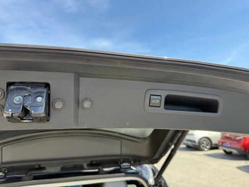 Used 2021 Toyota Highlander XLE AWD/4WD image 23
