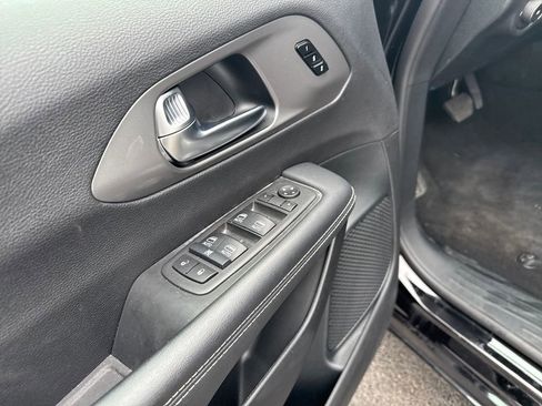 Used 2025 Chrysler Pacifica Select image 14