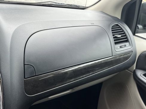 Used 2019 Dodge Grand Caravan SE w/ UConnect Hands-Free Group FWD image 30