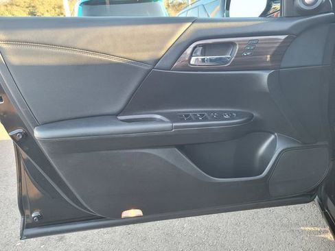 Used 2017 Honda Accord EX-L image 16