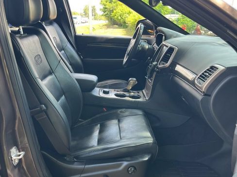 Used 2017 Jeep Grand Cherokee Overland AWD/4WD image 6