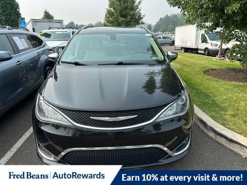 Used 2018 Chrysler Pacifica Limited w/ Tire & Wheel Group FWD image 2