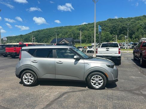 Used 2024 Kia Soul LX w/ Option Group 015 FWD image 3