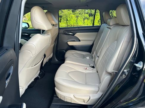 Used 2023 Toyota Highlander XLE AWD/4WD image 15