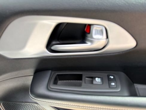 Used 2023 Chrysler Pacifica Touring FWD image 15