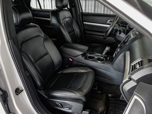 Used 2017 Ford Explorer XLT w/ Equipment Group 202A image 31
