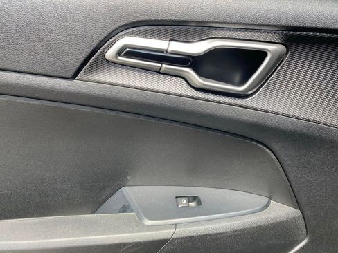 Used 2025 Kia Sportage LX FWD image 10