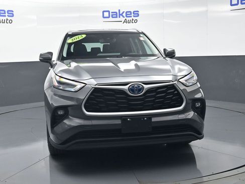 Used 2023 Toyota Highlander XLE AWD/4WD image 3