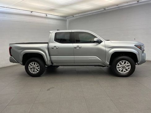 Used 2025 Toyota Tacoma SR5 AWD/4WD image 5
