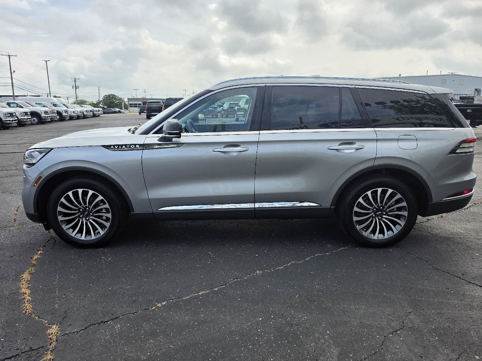 Used 2023 Lincoln Aviator AWD w/ Premium Package image 2