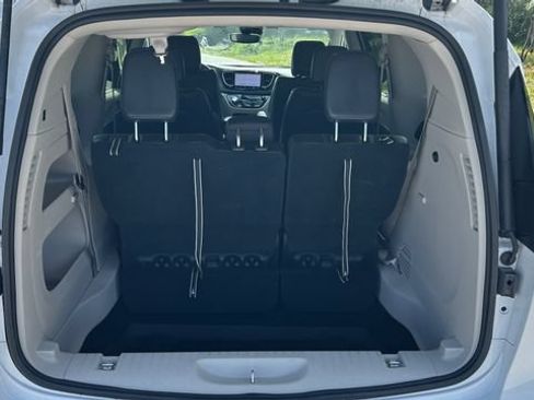 Used 2024 Chrysler Pacifica Touring-L FWD image 33