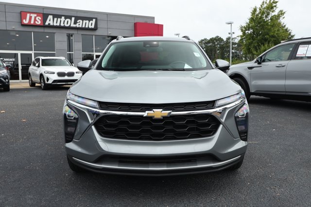 Used 2024 Chevrolet Trax LT w/ Driver Confidence Package FWD image 2