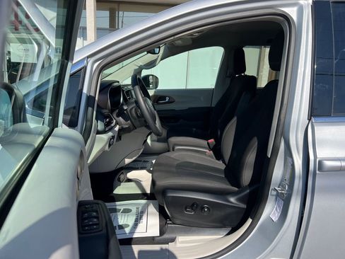 Used 2023 Chrysler Voyager LX image 13