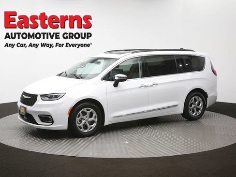 Used 2023 Chrysler Pacifica Limited FWD image 60