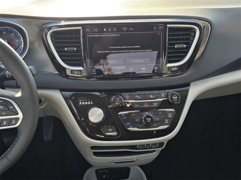 Used 2024 Chrysler Pacifica Touring-L image 14