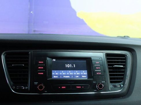 Used 2018 Kia Sedona L image 16