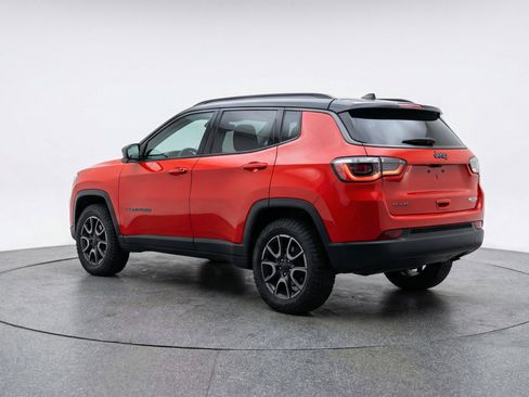 Used 2025 Jeep Compass Trailhawk AWD/4WD image 6
