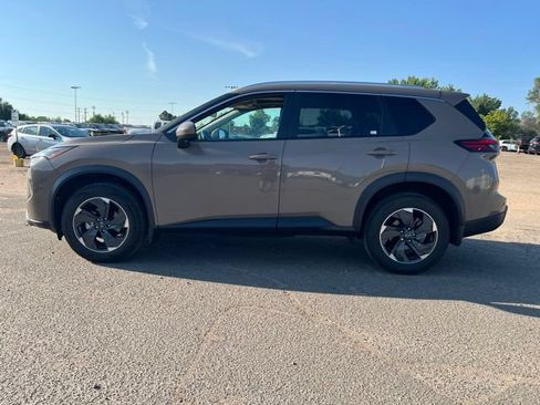 Used 2024 Nissan Rogue SV w/ SV Premium Package AWD/4WD image 2