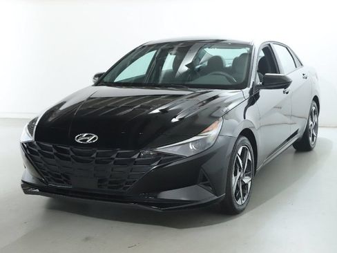 Used 2023 Hyundai Elantra SEL w/ Convenience Package FWD image 3