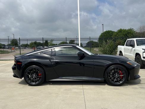 Certified 2025 Nissan Z Performance w/ Floor Mat Package RWD image 3