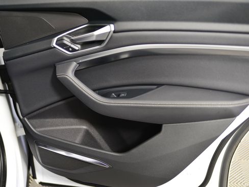 Used 2020 Audi e-tron Premium Plus image 23
