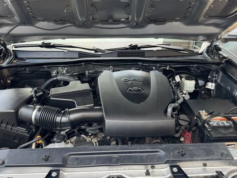 Used 2017 Toyota Tacoma SR w/ Tow Package AWD/4WD image 9