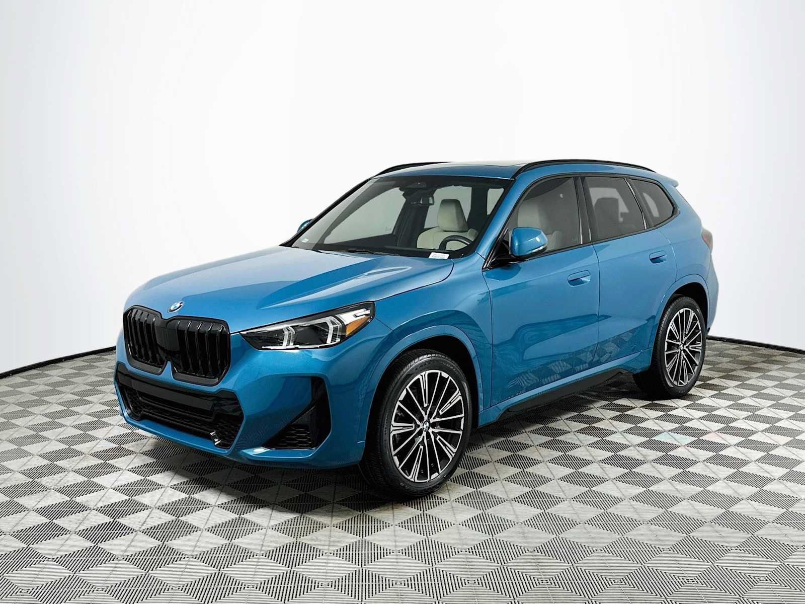 Used 2025 BMW X1 xDrive28i w/ M Sport Package AWD/4WD image 3