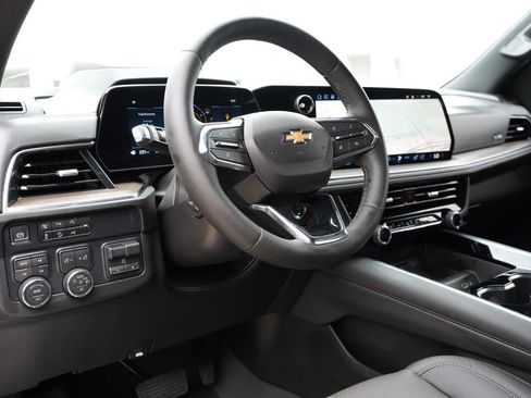 Used 2025 Chevrolet Suburban High Country image 12