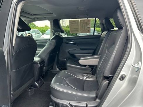 Used 2024 Toyota Highlander XLE AWD/4WD image 16